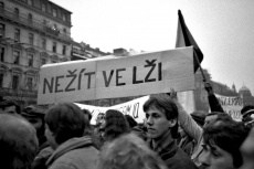 Knihy ve školní knihovně nejen k 17. listopadu
